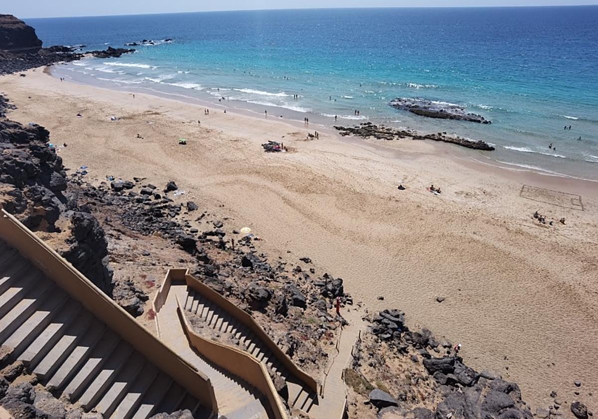 Playa del Águila, más conocida por la playa de la Escalera, al sur de El Cotillo.