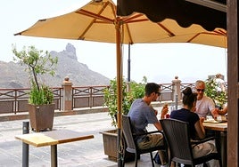 Una familia disfruta de la sombra con vistas al Roque Bentayga.