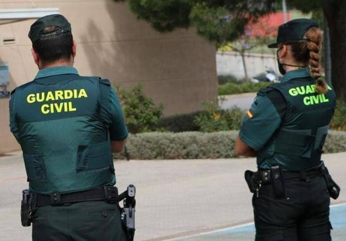Imagen de archivo de una pareja de agentes de la Guardia Civil.