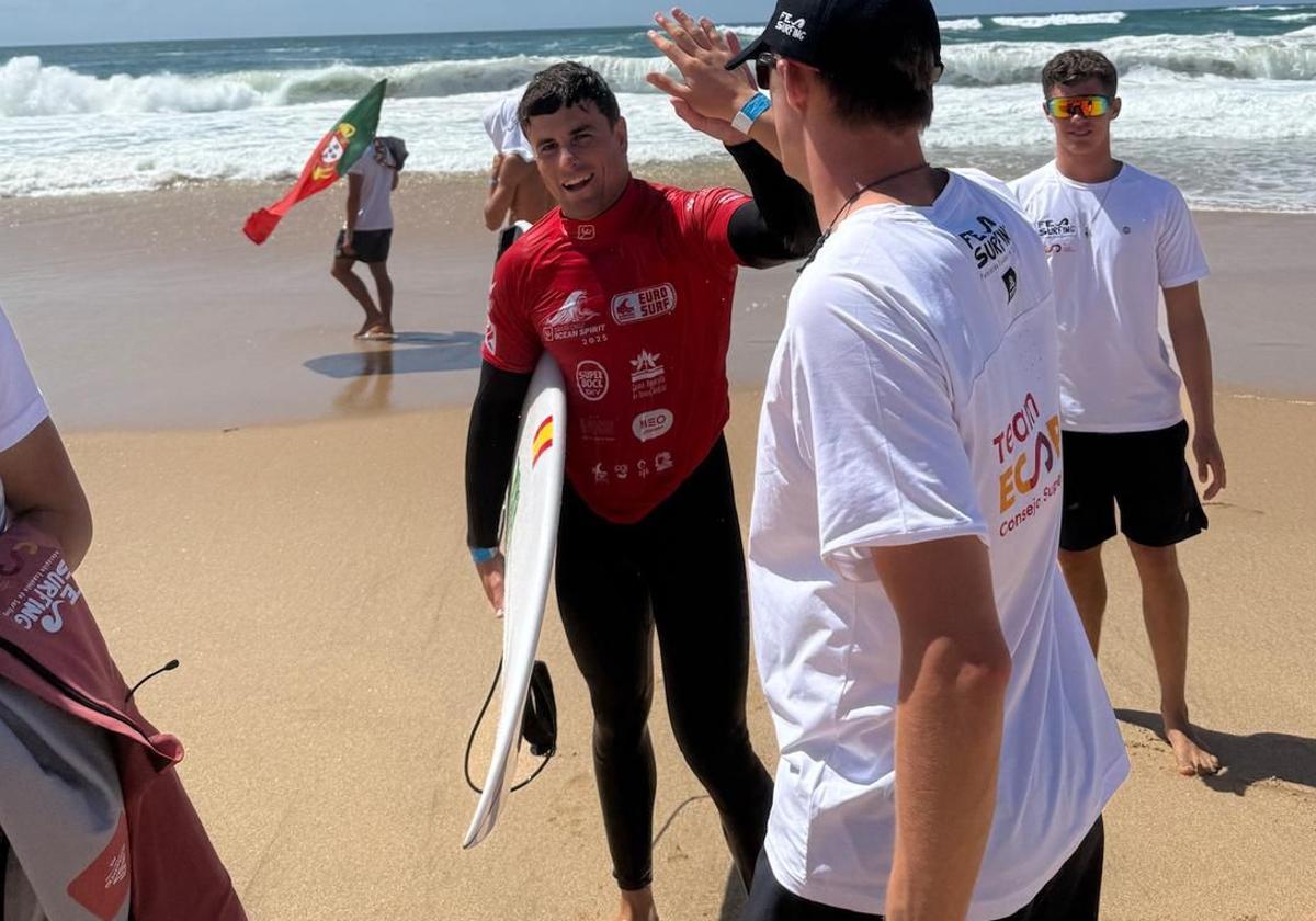 Luis Díaz, saliendo del agua en Portugal.