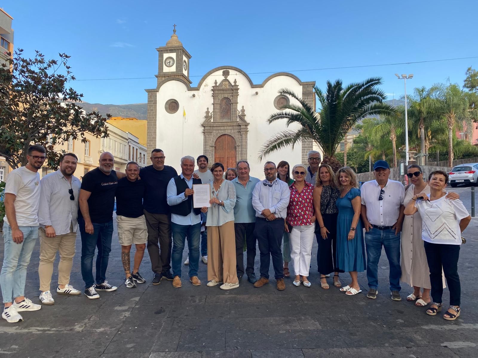 Concejales y dirigentes del PP, y el edil de NC, tras presentar la moción de censura.