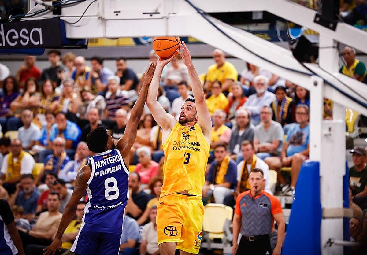 El interior francés Pierre Pelos lanza desde el exterior.