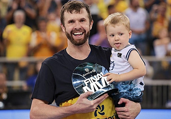 John Shurna posa con su hijo Jake y con el trofeo de MVP de la final de la EuroCup 2022-2023.