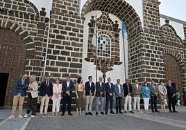 El Gobierno canario celebró este martes el Consejo en la isla de El Hierro. En la imagen, delante de la iglesia de la Virgen de Los Reyes.