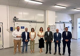 El alcalde de Arrecife, el presidente de la Cámara de Comercio y la presidenta de la Autoridad Portuaria, entre otros, en el PIF del puerto de los Mármoles, junto a las nuevas cámaras de congelación para productos vegetales.