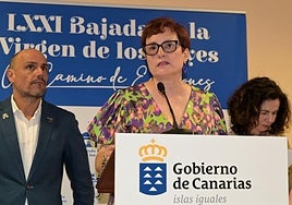 En la imagen, Delgado comparece en rueda de prensa en El Hierro tras el Consejo de Gobierno acompañada por el portavoz del Ejecutivo canario, Alfonso Cabello (i), y la titular de Hacienda, Matilde Asián (d).