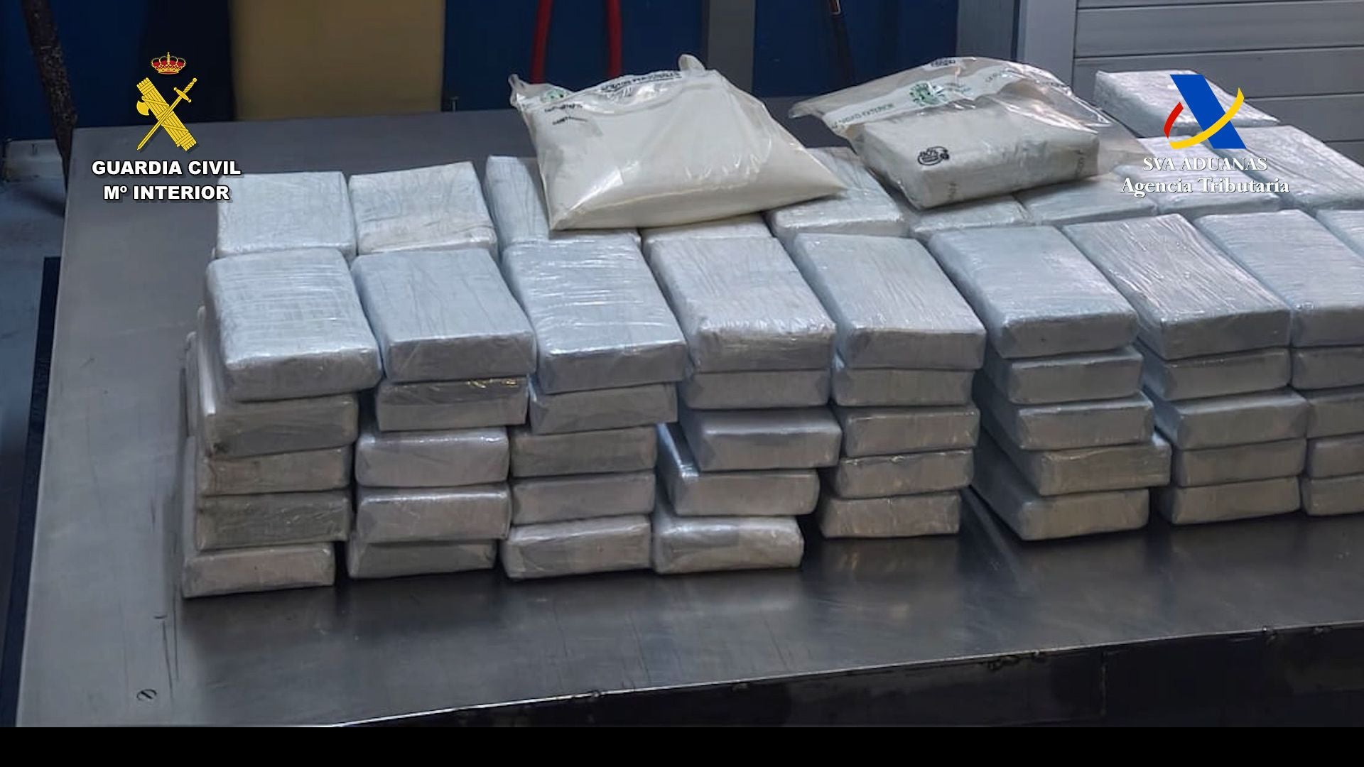 Imagen secundaria 1 - Golpe al narcotráfico en Gran Canaria: detienen a un buzo tras intentar extraer 101 kilos de cocaína de un buque en el Puerto de La Luz
