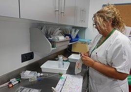 Imagen de una enfermera trabajando.