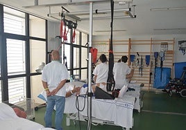 Imagen de dos afectados en la unidad de lesionados medulares.
