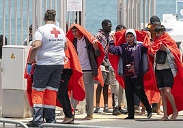 Rescate de una embarcación en Lanzarote este martes.
