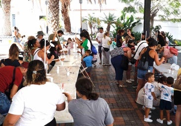 Los pequeños de Agaete encienden la luz de La Retreta con el taller de reciclaje de farolillos