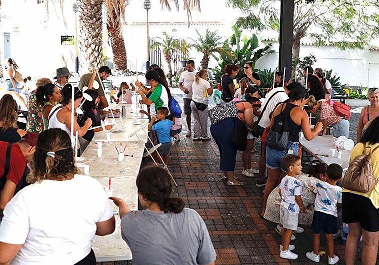 Taller de reciclaje de farolillos en Agaete.
