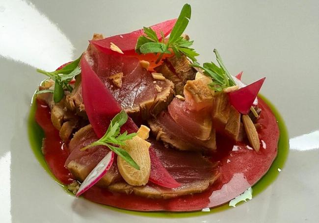 Tataki de atún de aleta amarilla con emulsión de tunos indios y cítricos