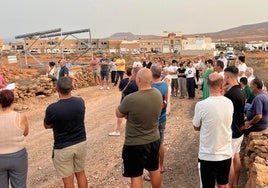 Los vecinos piden al Ayuntamiento de Antigua la paralización de las obras de la antena de telefonía