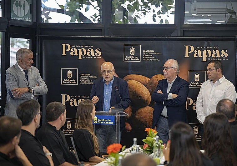 Antonio Morales, durante su intervención en la Cata Insular de Papas del Cabildo.