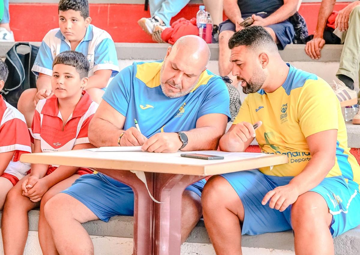 Imagen secundaria 1 - Pedro Hidalgo cierra el curso en la base