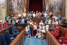 Visita de los niños y niñas saharauis del proyecto 'Vacaciones en Paz 2025' al Parlamento