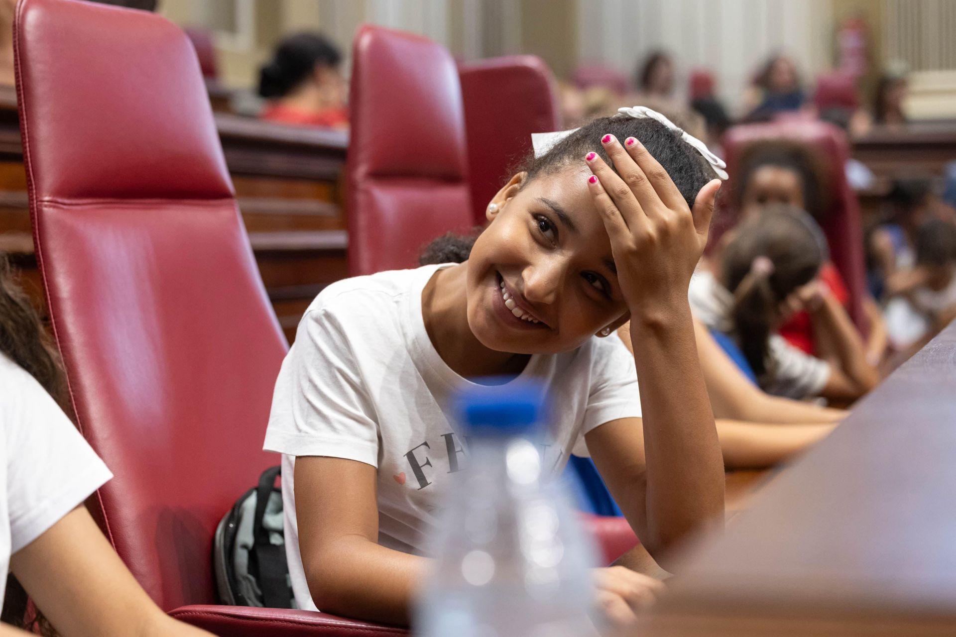 Visita de los niños y niñas saharauis del proyecto &#039;Vacaciones en Paz 2025&#039; al Parlamento