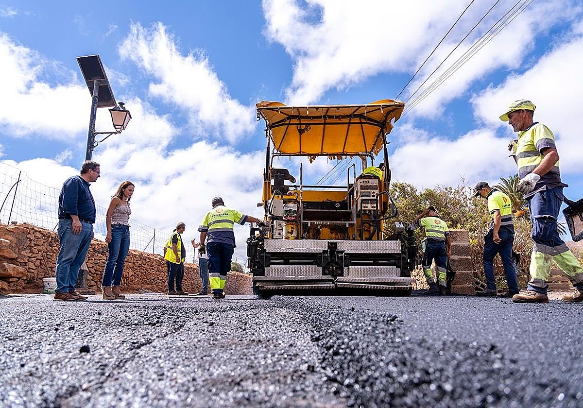 El alcalde David de Vera y la edil Ana Hernández, en las obras de asfaltado.