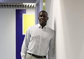 El presidente del Club Baloncesto Gran Canaria, Sitapha Savané, posa para CANARIAS7 durante la entrevista en el Gran Canaria Arena.