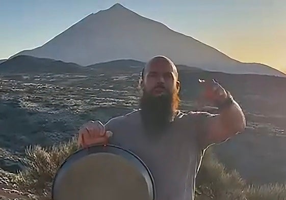 Influencer lanza una paellera en el Parque Nacional del Teide.