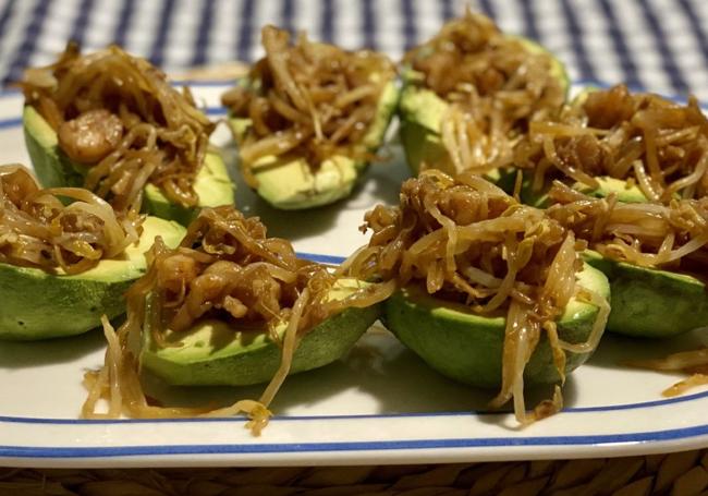 Aguacates rellenos de brotes de soja