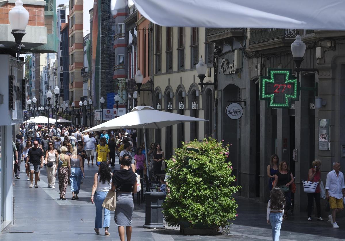 El sol aprieta en Triana en un día de julio.