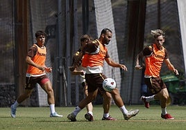 Arturo, Amatucci y Arvelo siguen con la mirada las habilidades de Jesé.