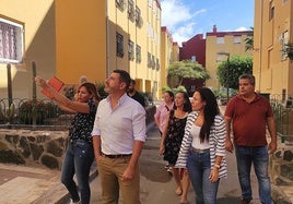 Alejandro Marichal y la concejala Lucía Jiménez, en la urbanización 'Las Llaves'.