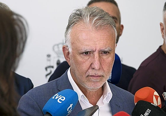 El ministro de Política Territorial, Ángel Víctor Torres, atendiendo a los medios tras la reunión mantenida este jueves en Las Palmas de Gran Canaria.