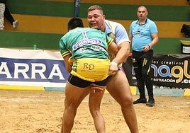 Alberto Zamora, en plena luchada.