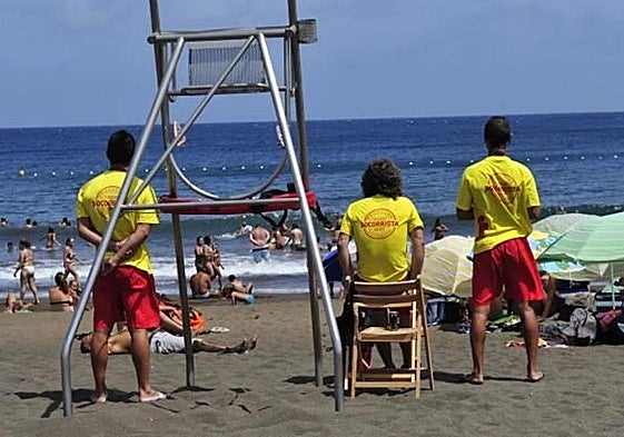 Socorristas en una playa grancanaria.
