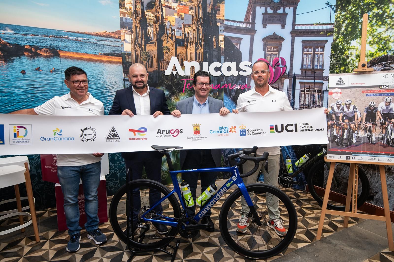 Foto de familia durante la presentación de la prueba.