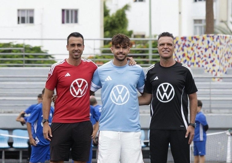 Asencio, entre Hanán Martín y José Ojeda, durante su visita de este viernes a la jornada de clausura del Campus de Verano José Ojeda 2025.