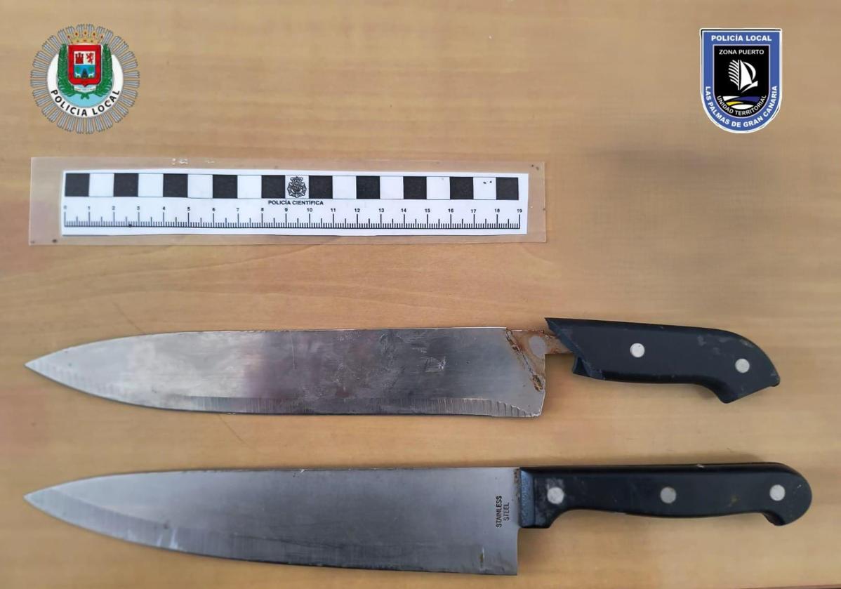 Imagen de los dos cuchillos que portaba el detenido.