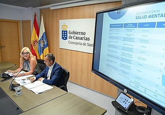 La consejera de Sanidad, Esther Monzón (i), y el director de la Essscan, José Montelongo, en rueda de prensa.
