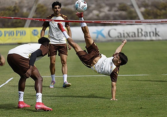 Acrobacia de Iván Gil durante un entrenamiento en Barranco Seco.