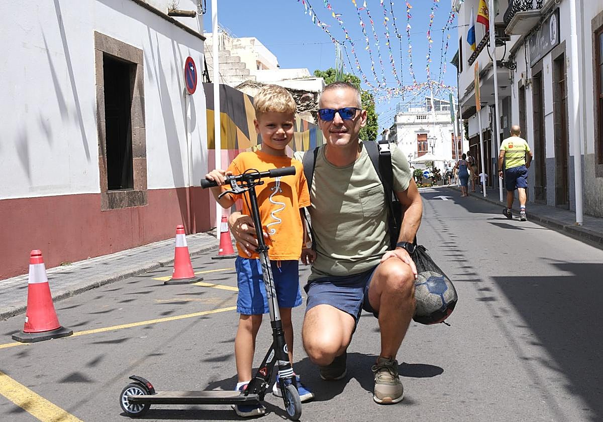 Imagen principal - Agaete se prepara para La Rama: La villa marinera llena sus neveras para la fiesta