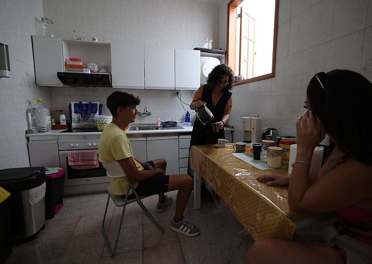 Imagen secundaria 1 - En la imagen superior, Idaira Alemán, responsable del Centro Lugo. Abajo, personal del dispositivo de Cáritas y un mensaje de la ciudadanía a las mujeres atendidas.