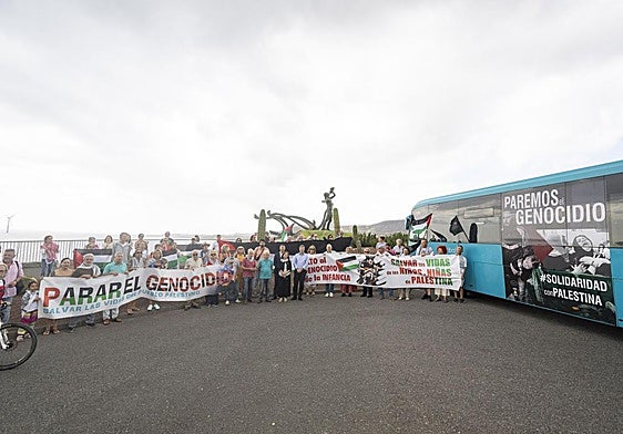 Presentación de la guagua rotulada en solidaridad con Palestina.