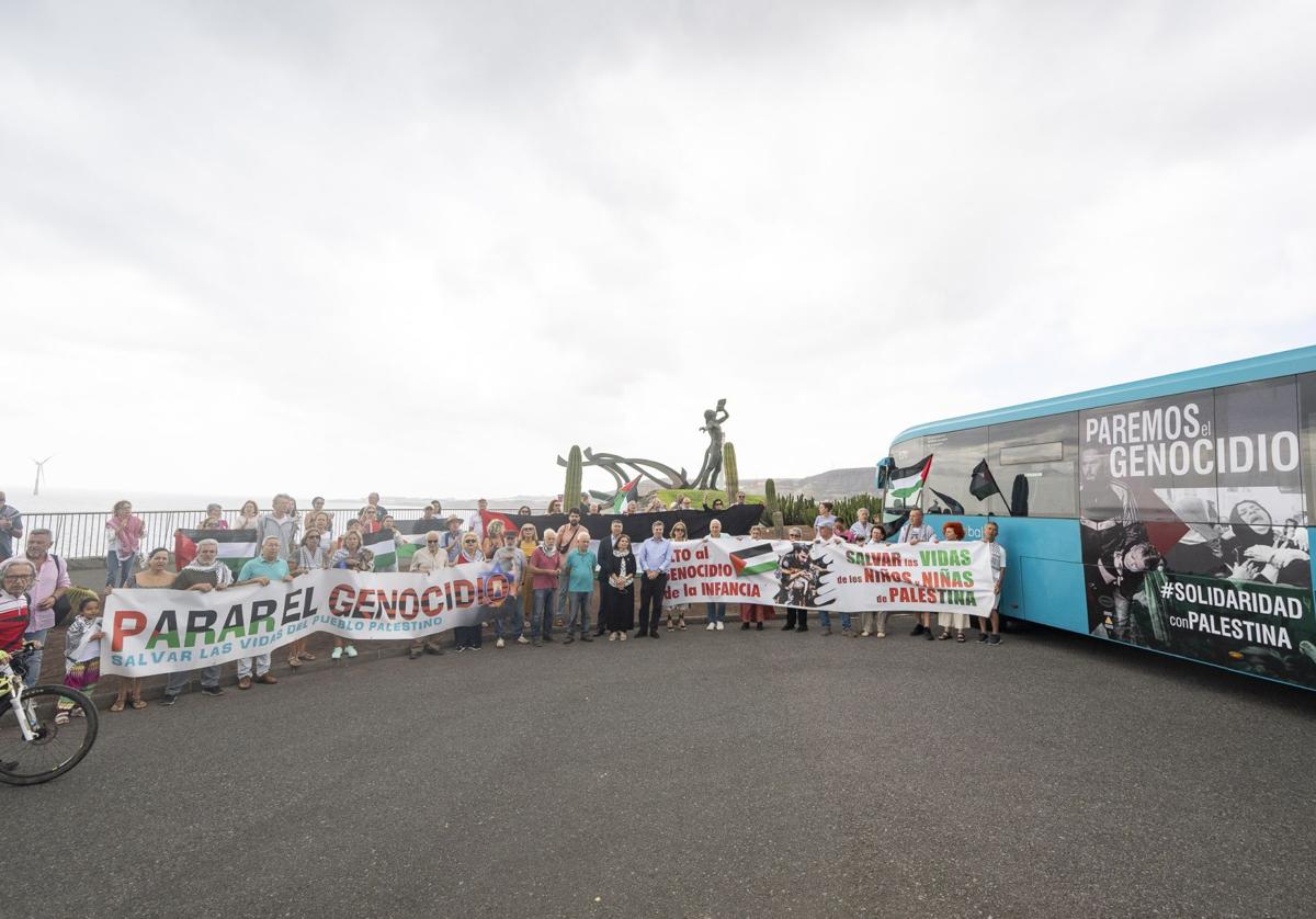 Presentación de la guagua rotulada en solidaridad con Palestina.