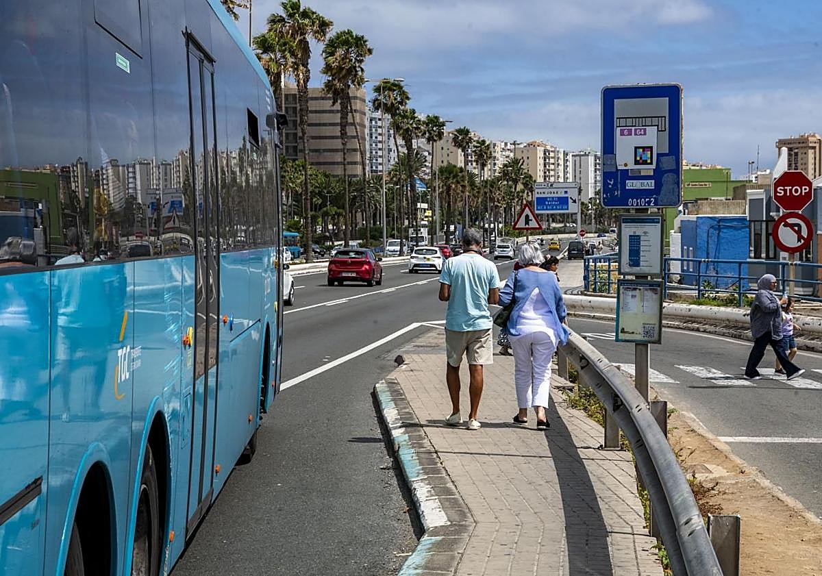 Imagen principal - Los vecinos señalan que muchas personas que acuden a la zona hospitalaria usan esta parada..