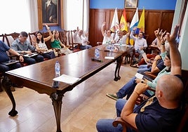 Pleno extraordinario celebrado este viernes en el Ayuntamiento de Santa María de Guía.