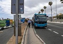 La asociación de vecinos reclama una parada que garantice la seguridad de los usuarios.