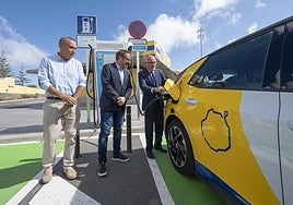 Punto de recarga de vehículos eléctricos del Cabildo situado junto al Estadio de Gran Canaria.