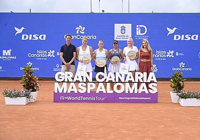 Finalistas con sus trofeos y organizadores.