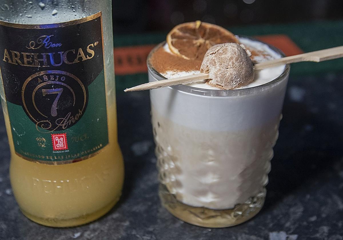 Imagen principal - Arriba, cóctel Km0 y una de las variedades de churrasco. Debajo, Guillermo, Camila y Aaron, uno de los trabajadores del local.