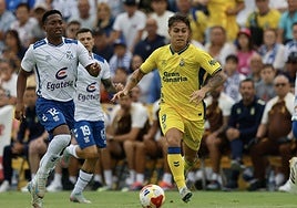 Recoba conduce la pelota en el Trofeo Teide ante el Tenerife.