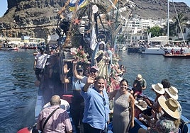 Mencey Navarro y Tania Alonso, en la embarcación junto a la Virgen del Carmen de Playa de Mogán.