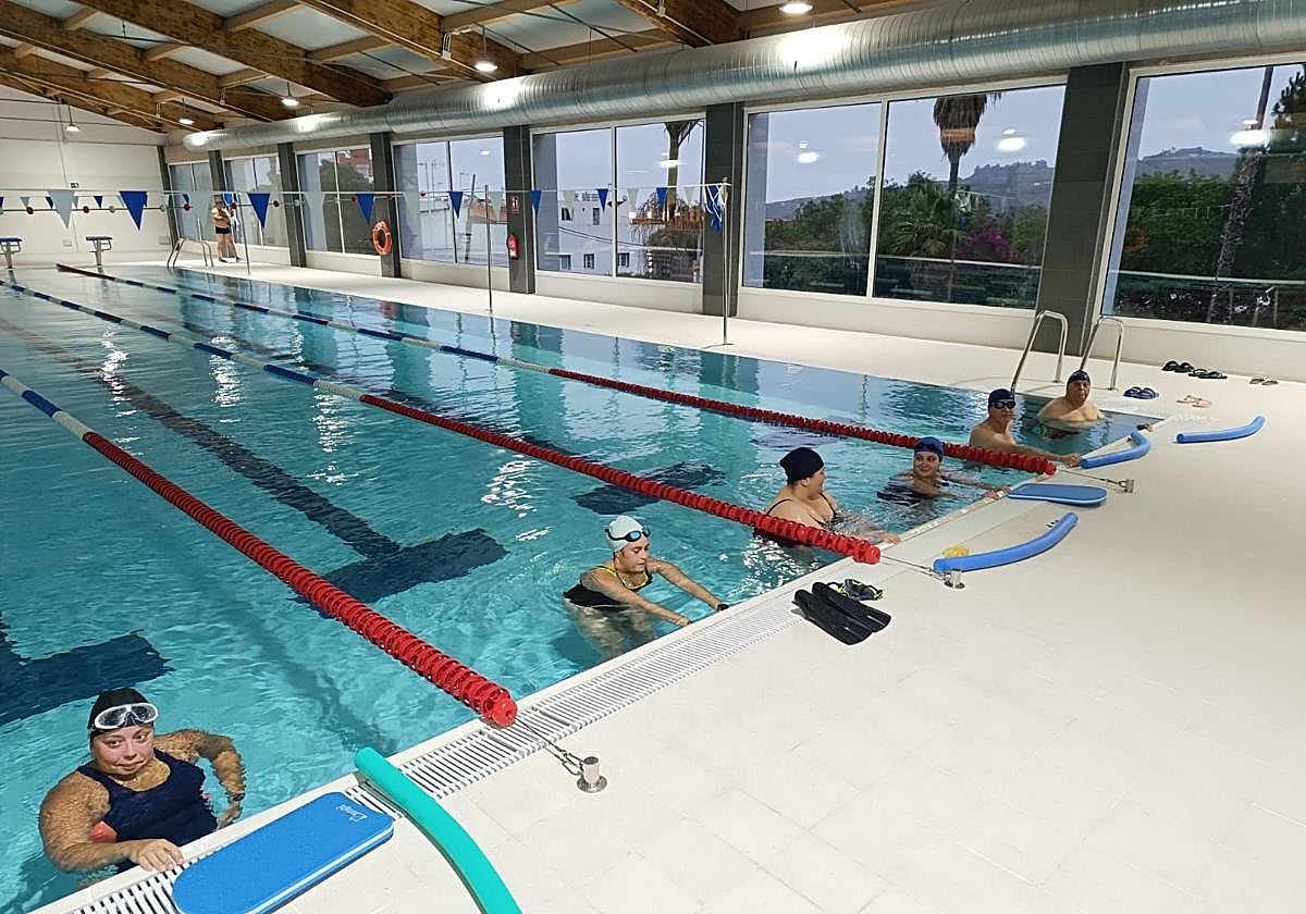 Primeros usuarios de la piscina municipal de Teror tras su reapertura.